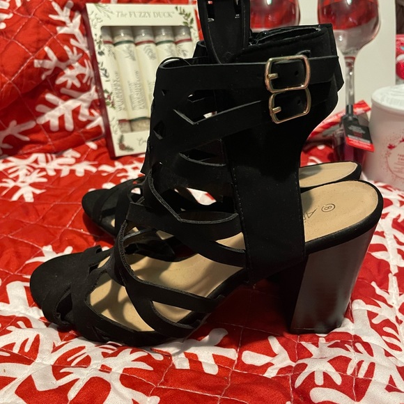 Brad new Ardene heels! - Picture 2 of 3